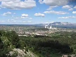 Vue sur Gardanne et ses usines, en arrière-plan la Montagne Sainte-Victoire (Samuel ROBERT, avril 2009, terril des Molx)