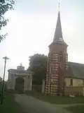 L'église devant l'entrée du château.