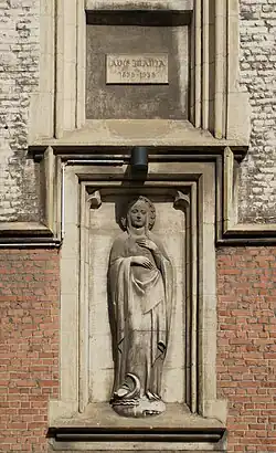 Relief avec la Vierge-Marie, au chevet de l'église.