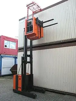 Préparateur de commandes à poste de conduite élevage.