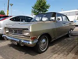 Opel Rekord en berline quatre portes