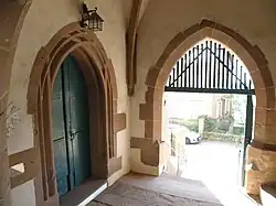 Porche d’entrée sous le clocher.