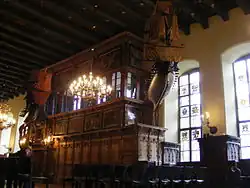 Salle supérieure, avec les anciennes archives (a l'haut) et la «&nbsp;Chambre d'Or&nbsp;»