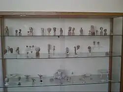 Vitrine contenant des objets VIIIe au IVe&nbsp;siècle av. J.-C. provenant du Délion. Sur la droite, une petite table en marbre (A587) du IVe&nbsp;siècle&nbsp;av. J.-C.