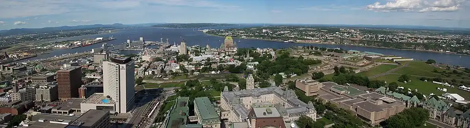Vue panoramique sur la Colline Parlementaire et le Vieux-Québec