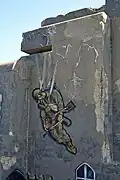 Peinture d'un parachutiste sur un mur de béton.