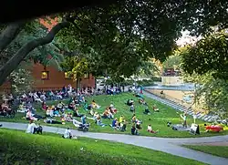 Le jardin de l'observatoire pendant l'événement Poésie dans le parc.