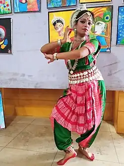 Une danseuse d'odissi en position tribhang.