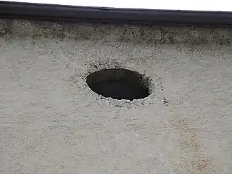 Un œil-de-bœuf sur la façade ouest, probablement le grenier.