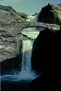Vue rapprochée de la cascade et de son arche naturelle en 1984.