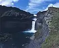 L'Ófærufoss en 1975 avant l'effondrement de son arche naturelle.