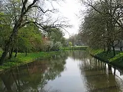 Parc en bordure de canal.