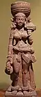 Porteuse d'offrandes. empire kouchan, IIe&nbsp;siècle. Grès rouge provenant de Diyara, Faizabad Région de Mathura. Bharat Kala Bhavan, Varanasi