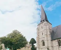 L'église Saint-Ouen et l'if millénaire.