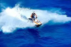 aquabike vu légèrement de de côté, le pilote étant décollé de sa selle.