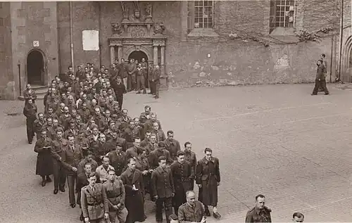 Henri Lamaison, au 3e rang, 2e en partant de la droite, regarde le photographe.