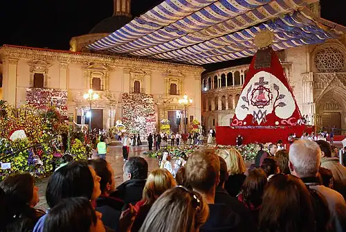 Place de la Vierge lors de l'offrande de fleurs le 19 avril.