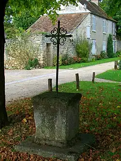 Calvaire en face de l'église.