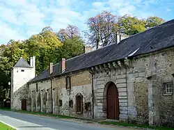 Vue rapprochée, avec le portail donnant accès au domaine.