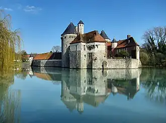 Photographie d'ensemble du château de l'extérieur.