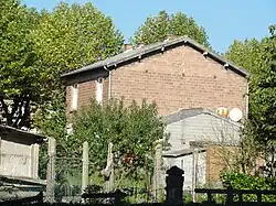 Habitation construite en parpaings.