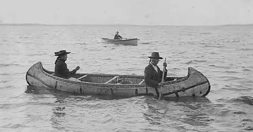 Ojibwés en canoë vers 1910.