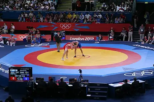 Tapis de lutte (ici pour un match de lutte gréco-romaine aux Jeux olympiques d'été de 2012 à Londres)