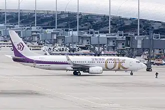 Un Boeing 737-800 revêtu de l'ancienne livrée