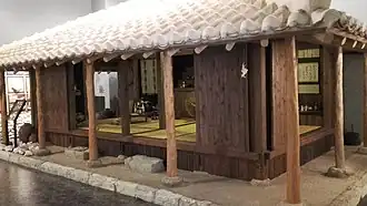Maison traditionnelle des îles Ryūkyū.