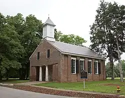 La vieille église de brique.