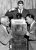 Le trophée Old Ironsides en 1958. De gauche à droite : Rip Engle entraîneur de Penn State , Don Crafton co-capitaine de Pittsburgh et John Michelosen&nbsp;(en) entraîneur de Pittsburgh.