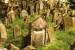 Des pierres tombales sens dessus dessous.