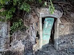 Une vieille bâtisse abandonnée dans le centre-ville.