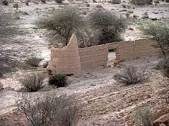 Ruines d'un ancien mur défensif en Arabie saoudite en juin 2009.
