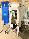 Reproduction de la première cabine téléphonique publique du Japon, installée en 1900. Collection du musée d'histoire technique NTT InterCommunication Center.