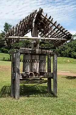 Vieux pressoir à canne à sucre, en bois, dans le Goiás, Brésil.