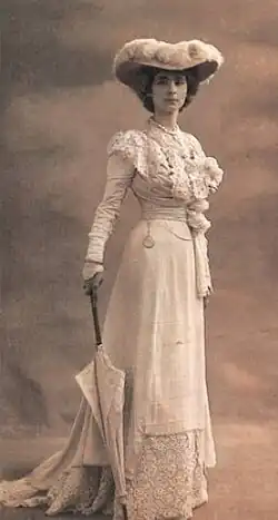 Olga de Meyer en blanc, avec une ombrelle, vers 1905,  par Adolf de Meyer