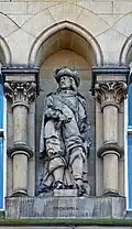 Statue de Cromwell sur la façade de l'hôtel de ville de Bradford.
