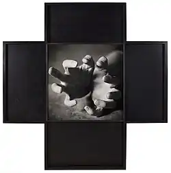 Les mains de Jenny Holzer, photographiées par Oliver Mark