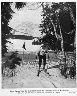 Une image en noir et blanc d'un skieur de fond pendant une course.