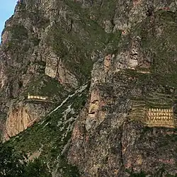 Ces qollqa, servant entre autres de silos à grains, étaient parfois quasiment troglodytes comme ici, toujours près d'Ollantaytambo. Au centre, on distingue une formation rocheuse appelée "le profil [ou visage] de l'Inca".