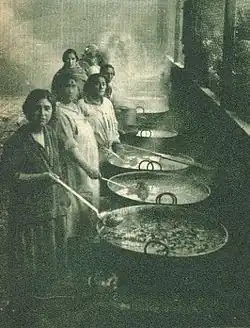 Femmes préparant les ollas comunes, repas pour les chômeurs et indigents, en 1932