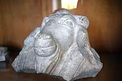 Fragment de vasque en marbre.