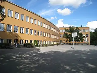 L'école d'Olovslund avec sa façade incurvée.