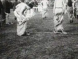 Course en sac aux  Jeux olympiques de 1904 à Saint-Louis (elle n'était cependant pas un sport olympique).