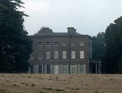 Ombersley Court, siège des barons Sandys of Omberley. La propriété a été rachetée à la mort du 7e&nbsp;baron après être restée 300 ans dans cette famille.