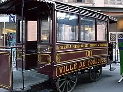 Tram hippomobile provenant de l'AMTUIR appelé « car Ripert » et exposé à Toulouse