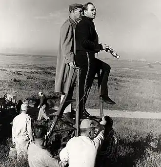 Marlon Brando porte aussi un col roulé sur le tournage.