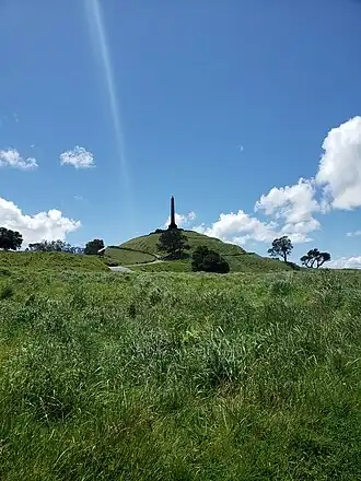 Vue en contre plongée du monument de One Tree Hill