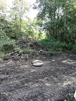 Le puits no&nbsp;1 dans son environnement.